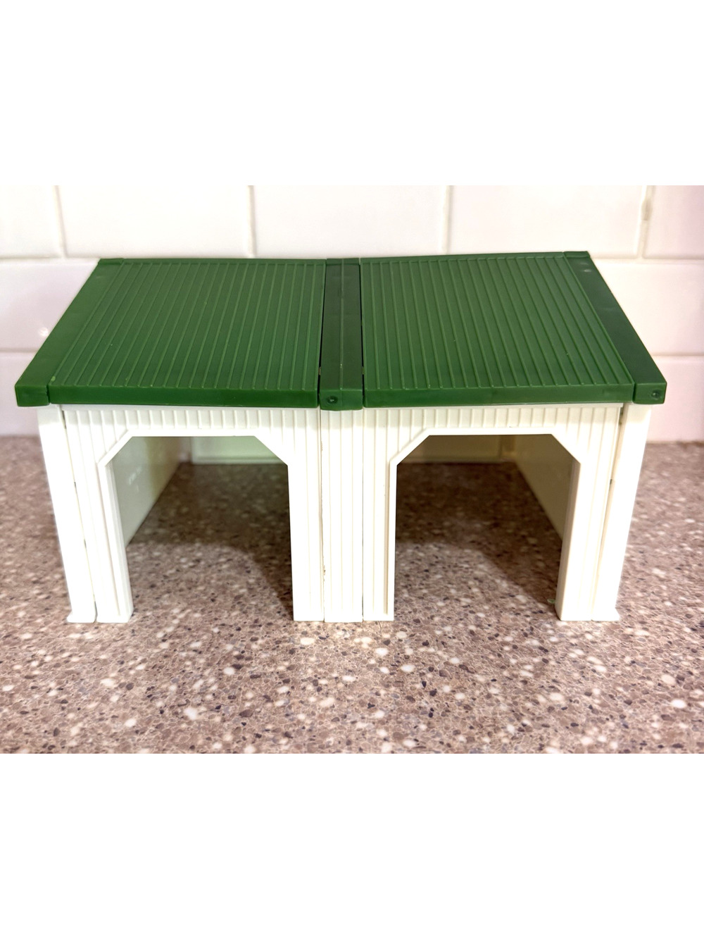 Vintage Ertl Farm Country Stable Machine Shed Barn Loafing Green Roof - Picture 1 of 5